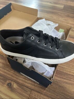 Sperry Black Low-Top Sneakers with White Sole women’s 9.5